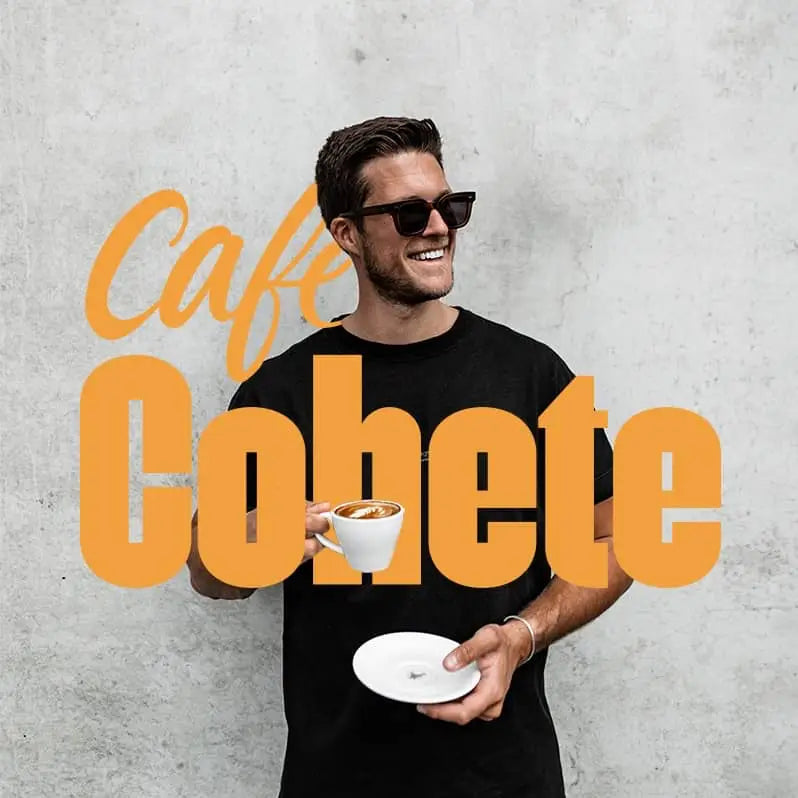 Chico tomando café con logo de Café Cohete